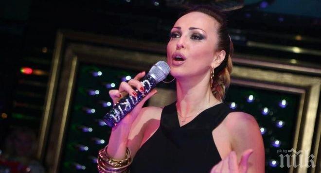 Глория бяга в Турция - влюбената певица с пътешествие за Св. Валентин