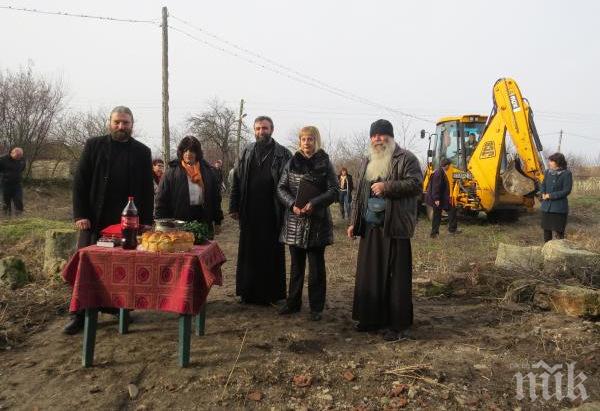 Възстановяват църквата в Езерец