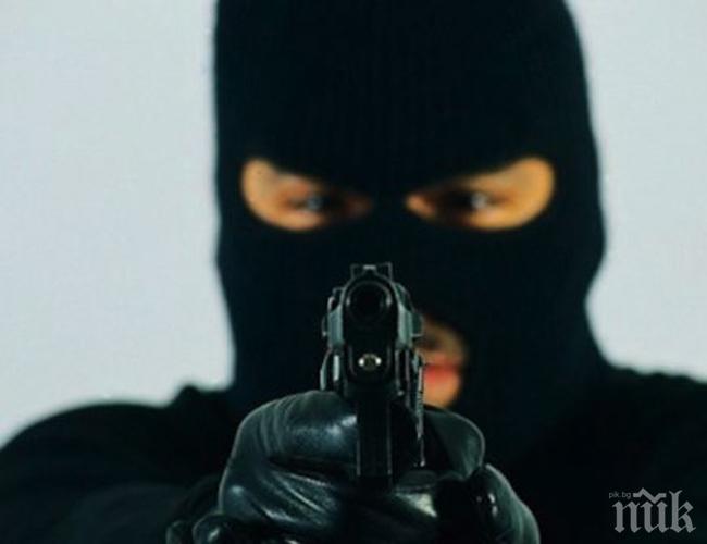 Двама с качулки нахлуха в дома на възрастна жена през нощта, взеха й 95 лева!