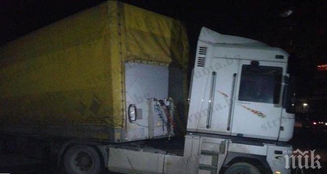 Мъж пострада при катастрoфа между кола и ТИР