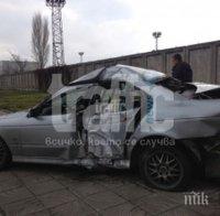 Меле на пътя! БМВ се размаза в бетонна стена в Пловдив, шофьорът избяга (снимки)