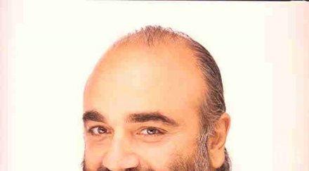 почина гръцкият певец музикант демис русос