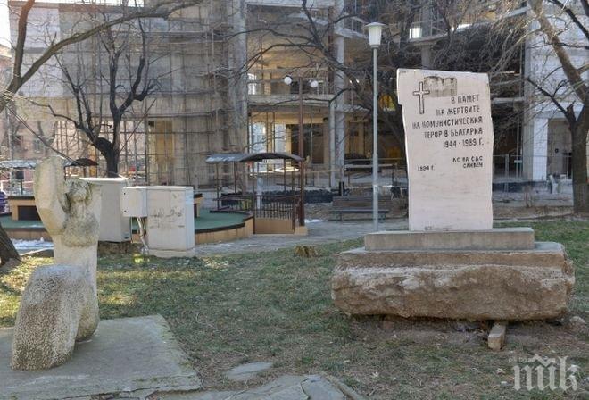 Шок! Откраднаха паметник на жертви на комунизма в Сливен