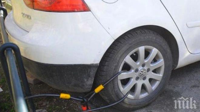 Спукаха гумите на служебните автомобили на данъчните инспектори в Битоля