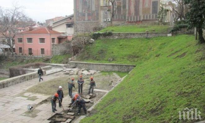 Двуметров цветен надпис Пловдив ще разцъфти над Тунела в града на тепетата