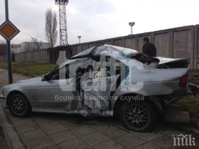 Меле на пътя! БМВ се размаза в бетонна стена в Пловдив, шофьорът избяга (снимки)