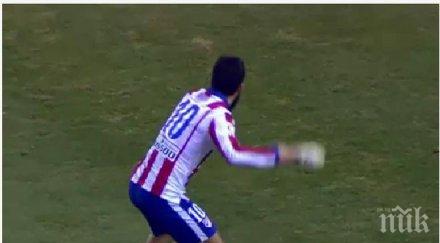 лудост футболист атлетико замери съдията бутонка видео