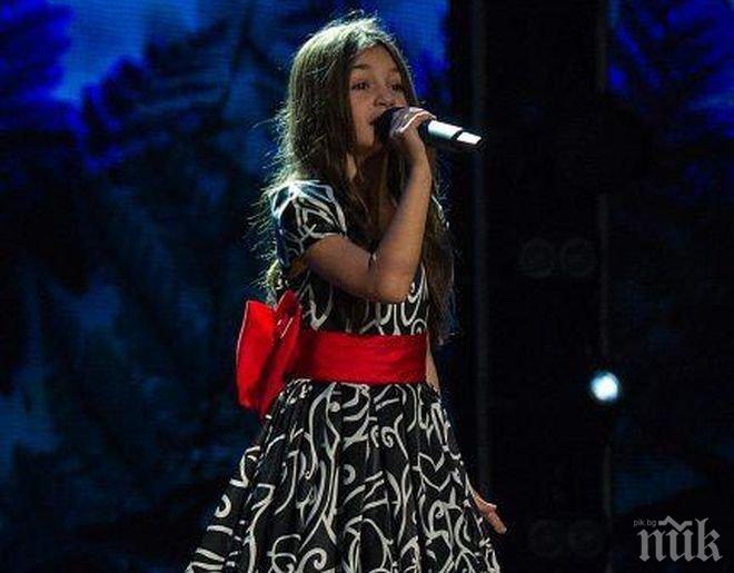 Крисия затрупана с ангажименти - не може да смогне! Отряза дизайнерката, която направи роклята й за Евровизия