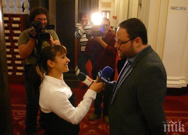Само в ПИК! Невиждан панаир! Десислав Чуколов и журналистка от „Скат“ си взеха взаимно интервю в парламента! (снимки)
