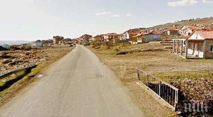 деца живеят първобитни условия сред помия въшки