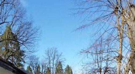 снегът вършец вали изпотрошените покриви