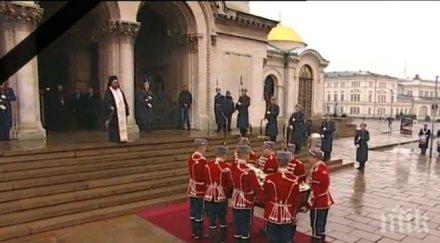 кортежът тленните останки желю желев пристигна александър невски обновена снимки