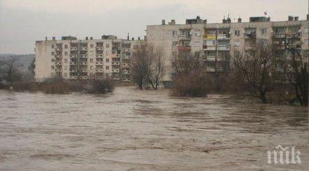 къщи наводнени бургаския долно езерово души евакуирани черниците