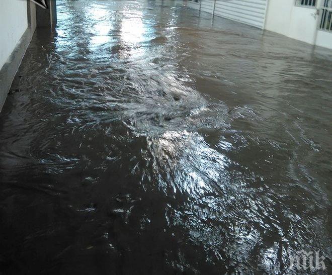 Поредният кошмар: Вадиха на ръце хора от водната стихия в подлеза на бургаски квартал