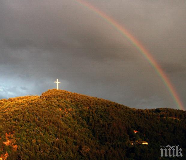 Кръстът над Благоевград пак изгасна
