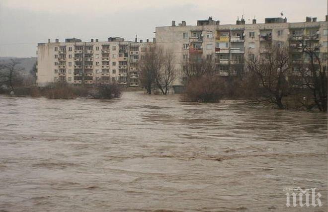 Внимание! БАН предупреди за опасно време в неделя! Порои заливат страната!