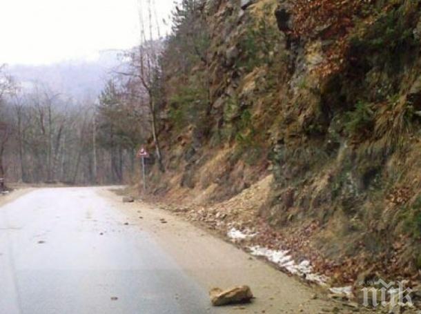 Пътят Самоков-София е задръстен от камъни и дървета 