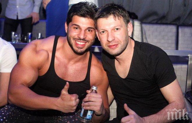 Фики свали дрехите! Показа планина от мускули, жените изпаднаха в истерия (снимки)