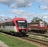 Побеснели пътници блокираха три влака в София