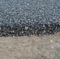 Кмет асфалтира само улицата пред гаража си