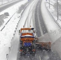 Автобус с деца закъса в снега, изтеглят го до час