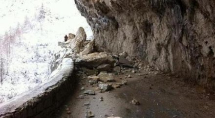 взривиха скалите блокирали пътя ягодина