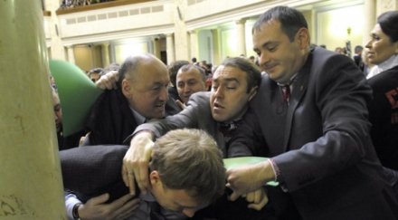 виталий кличко гледа жесток бой украинския парламент
