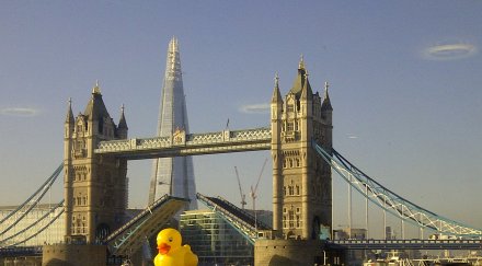 гигантско гумено пате преплува темза