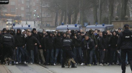 фенове цял свят подиграват полицията снимки