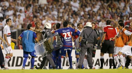 скандал бразилски полицаи вадят пистолет футболистите тигре аржентина снимки обновена