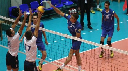 сини ултраси прекратиха волейболния мач олимпиакос