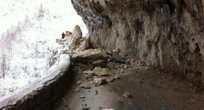 Взривиха скалите, блокирали пътя за Ягодина