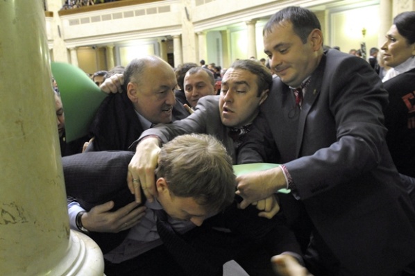 Виталий Кличко гледа жесток бой в украинския парламент