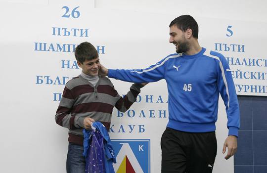 Левски дари героя Марио с 1500 лв. и екипировка