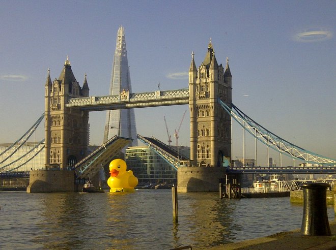Гигантско гумено пате преплува Темза