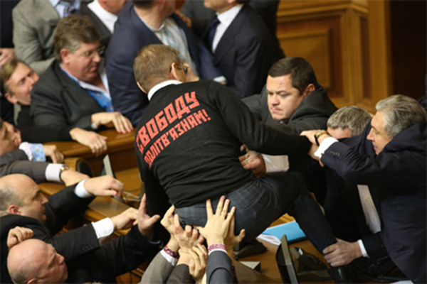 Два дни бой в украинския парламент, Кличко не участва