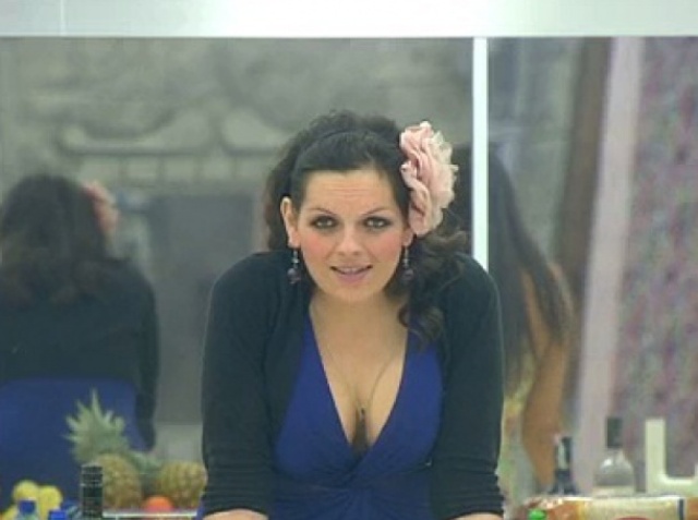 Стойка разколебана в чувствата си към съквартиранта Боби