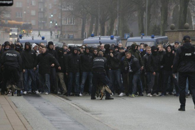 Фенове от цял свят се подиграват на полицията днес (Снимки)