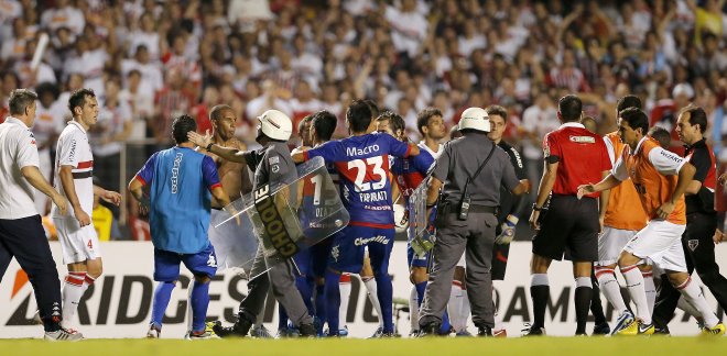 Скандал! Бразилски полицаи вадят пистолет на футболистите на Тигре (Аржентина) (Снимки, обновена)