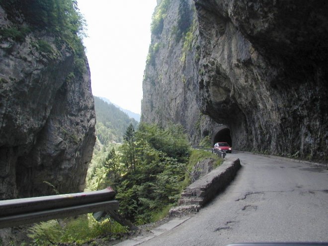 Все още разчистват пътя за село Ягодина
