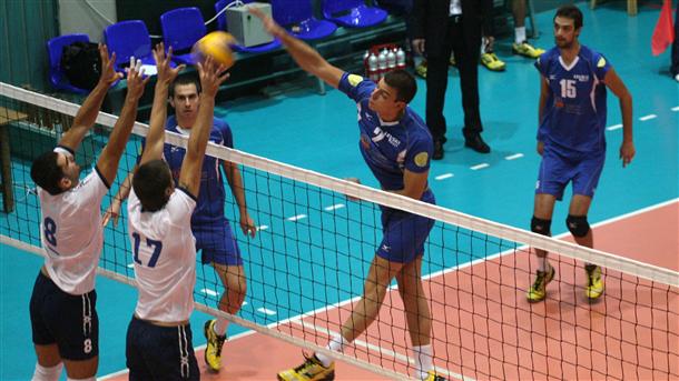 Сини ултраси прекратиха волейболния мач с Олимпиакос