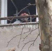 Още един психар! Мъж се барикадира в дома си и започна да хвърля покъщнина през терасата - хладилник, телевизор, радиатор и други вещи! (обновена)
