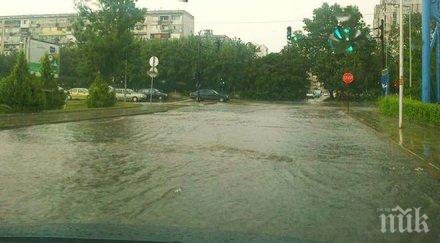 няколко автомобила туристи блокирани триград