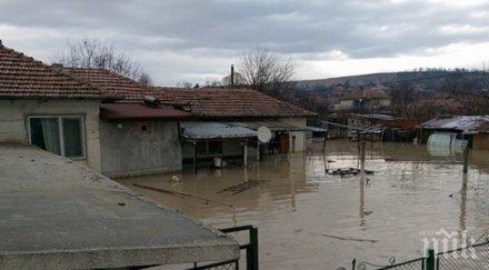 мародери грабят опразнените домове бозвелийско