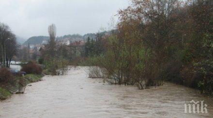 водолази търсят удавеното семейство девин