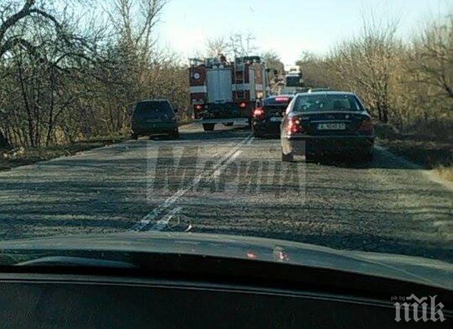 Кошмар на пътя! 7 ранени след зверска катастрофа между тузарски мерцедеси и огромен тир на Е-80 (снимки)