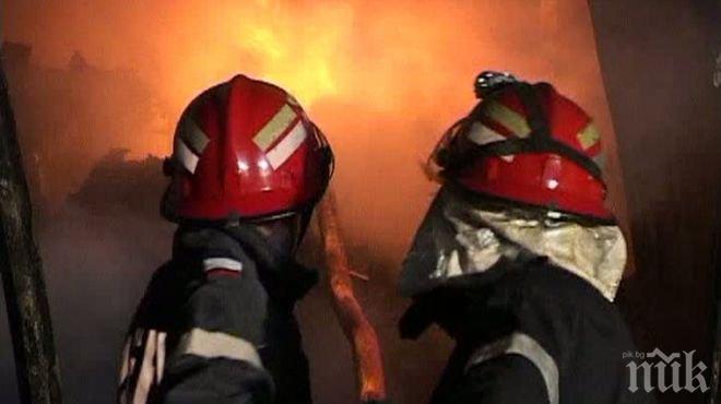 Само в ПИК! Наш ТИР, пълен с гуми, пламна на магистрала в Румъния!