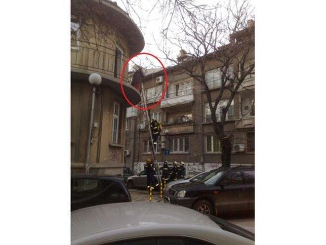 Ето как свалиха жената от горящата сграда в центъра на Варна (снимки)