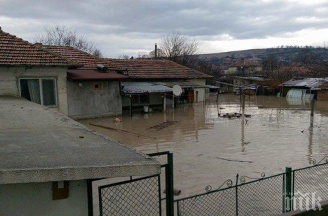 Мародери грабят опразнените домове в Бозвелийско