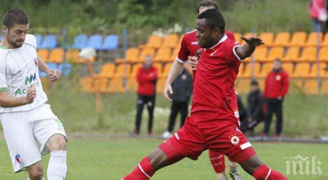 Тони Силва и Маркиньос са с травми след контролата на ЦСКА срещу Рапид (Виена)